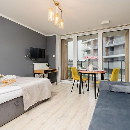 Studio With Balcony Warsaw Kokoryczki By Noclegi Renters Esterno foto
