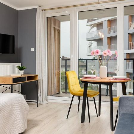 Studio With Balcony Warsaw Kokoryczki By Noclegi Renters Esterno foto