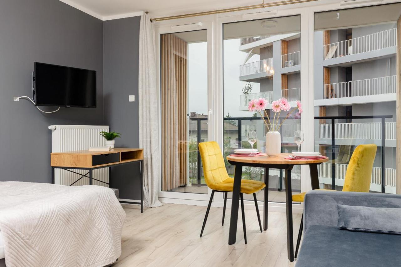 Studio With Balcony Warsaw Kokoryczki By Noclegi Renters Esterno foto