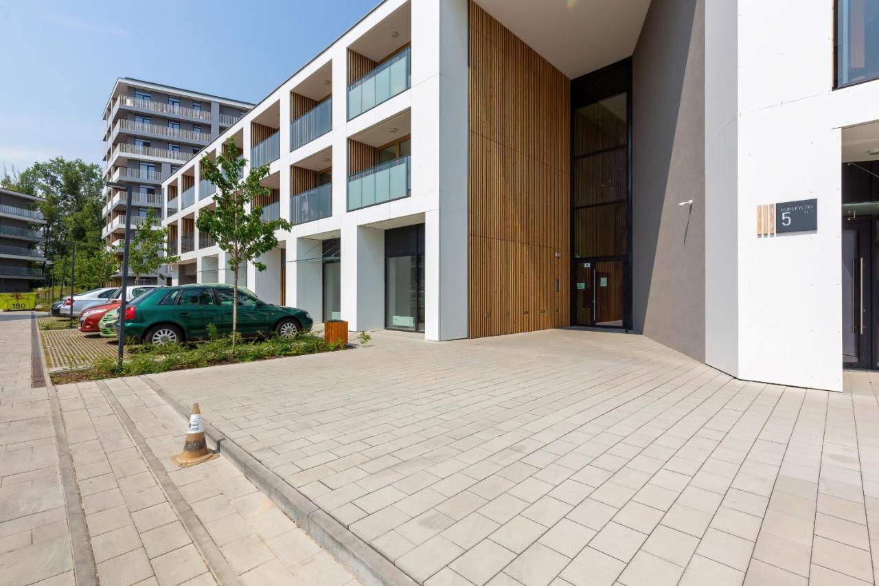 Studio With Balcony Warsaw Kokoryczki By Noclegi Renters Esterno foto